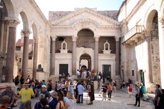 Split: Turisti u obilasku Peristila i drugih gradskih znamenitosti