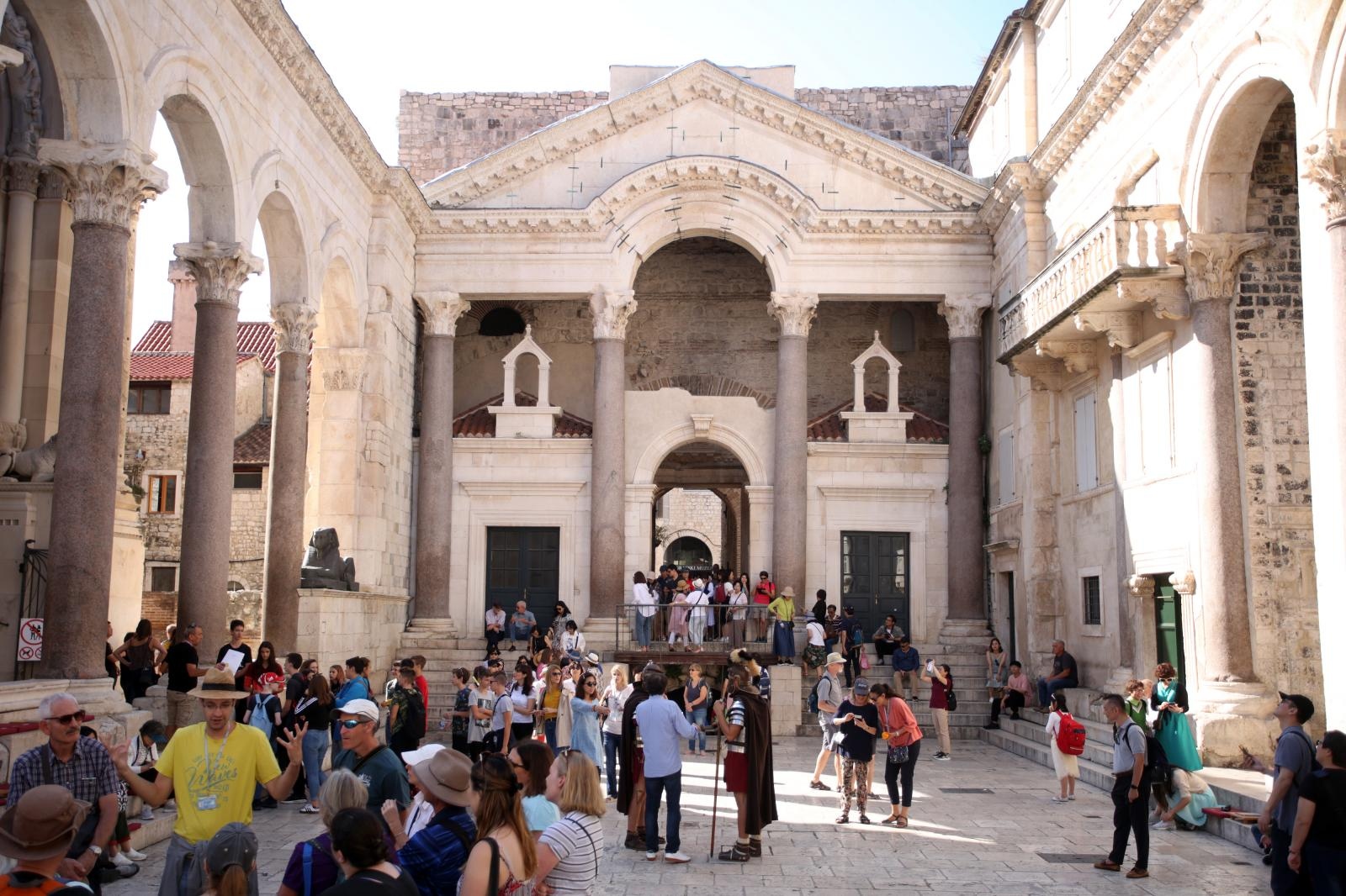 Split: Turisti u obilasku Peristila i drugih gradskih znamenitosti