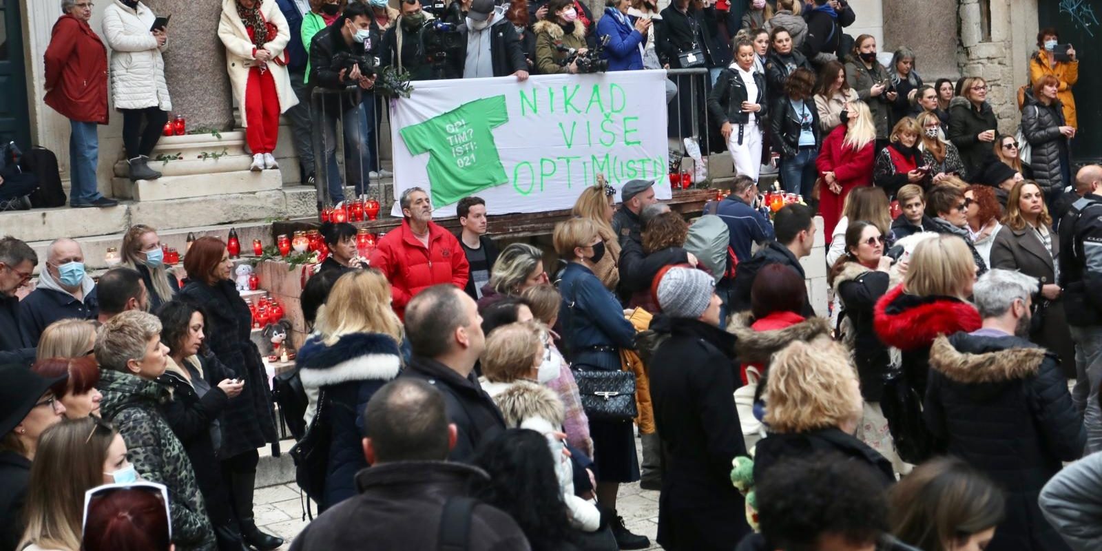 Splićani odali počast Balaševiću pjevajući njegove pjesme na Peristilu