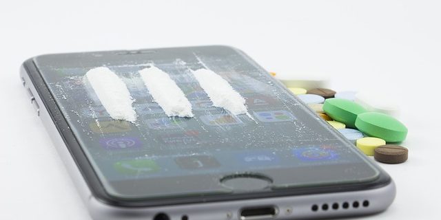 drugs-1889404_640