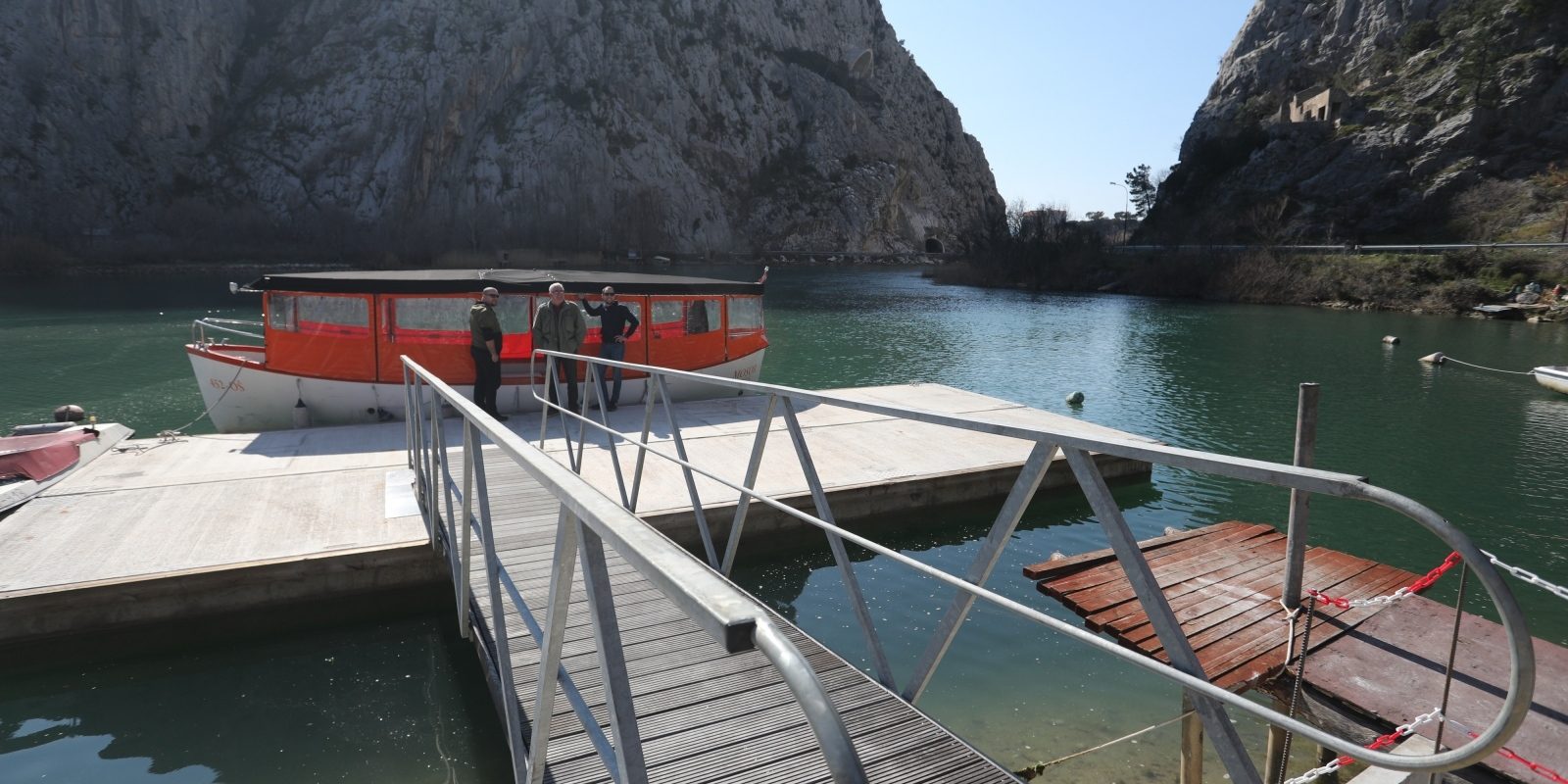 Omiš: Pripremljen ponton na Cetini za prijevoz putnika tijekom radova na tunelu i izgradnje oblaznice