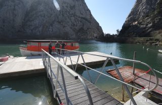 Omiš: Pripremljen ponton na Cetini za prijevoz putnika tijekom radova na tunelu i izgradnje oblaznice