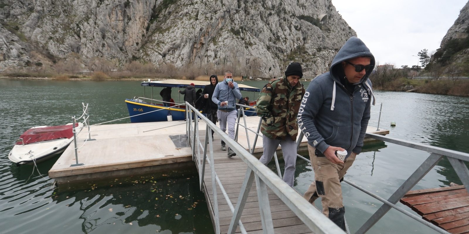 Usprkos buri, promet preko Cetine se normalno odvija