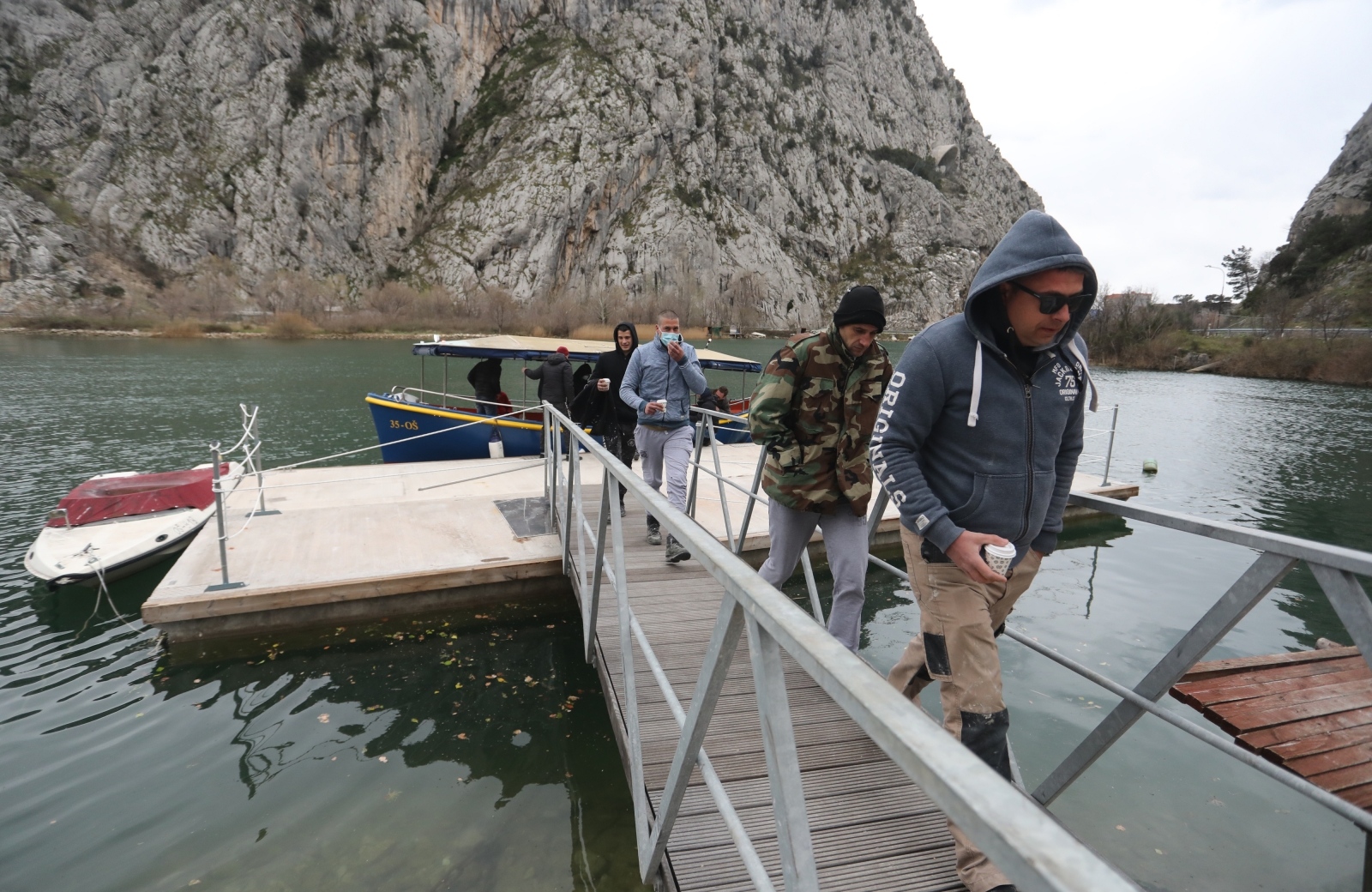 Usprkos buri, promet preko Cetine se normalno odvija