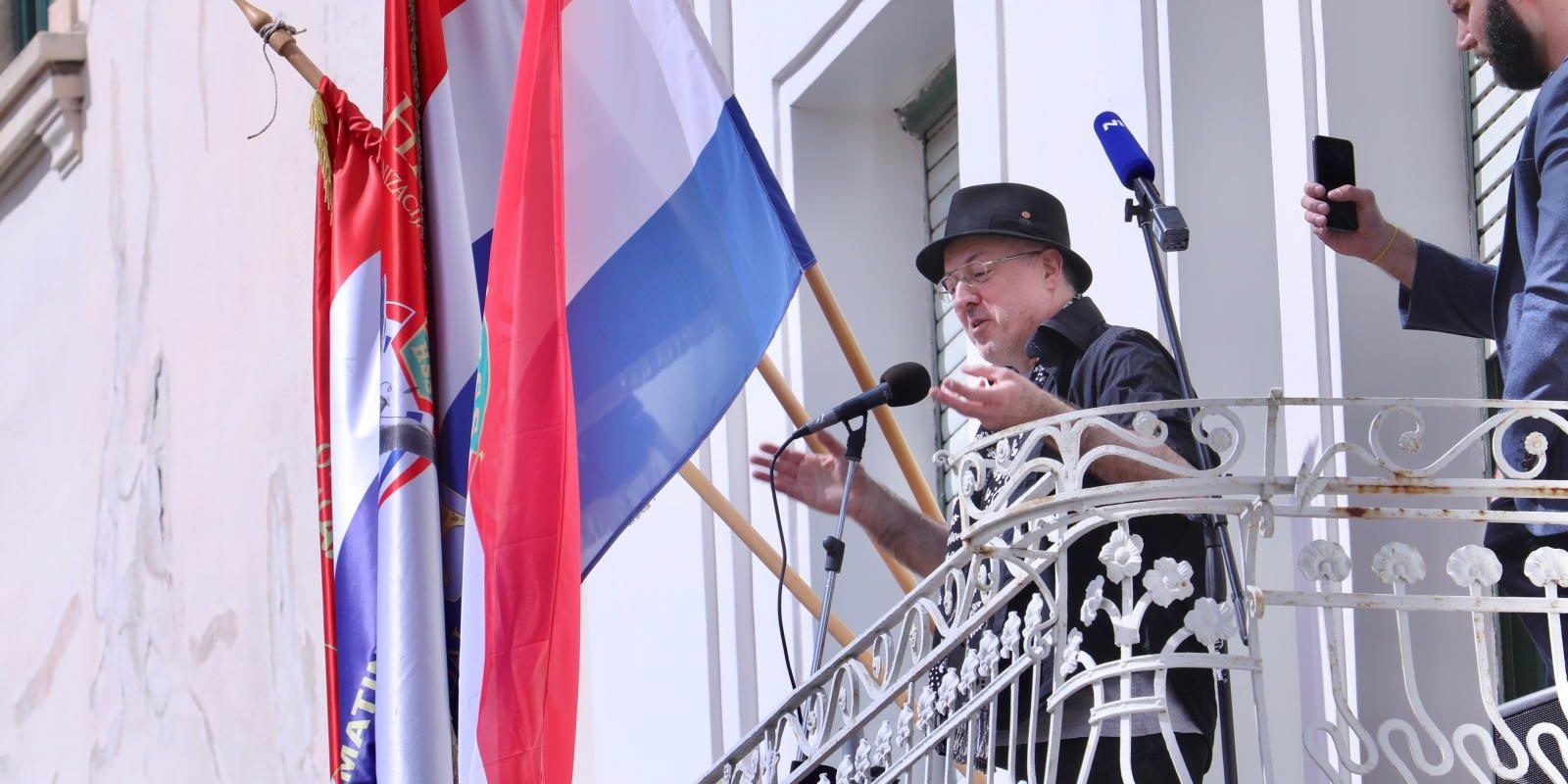 Split: Siniša Vuco nakon konferencije svirao građanima s balkona