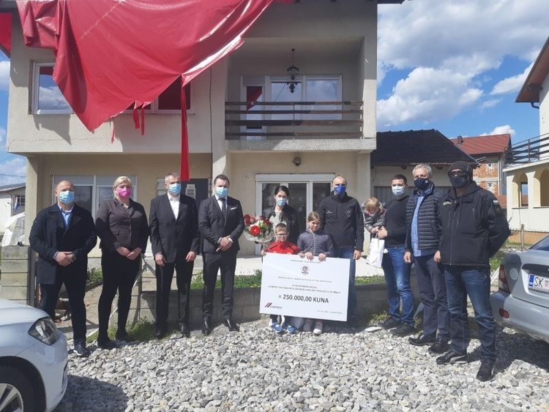 petrinja-policajci-donacija-potres