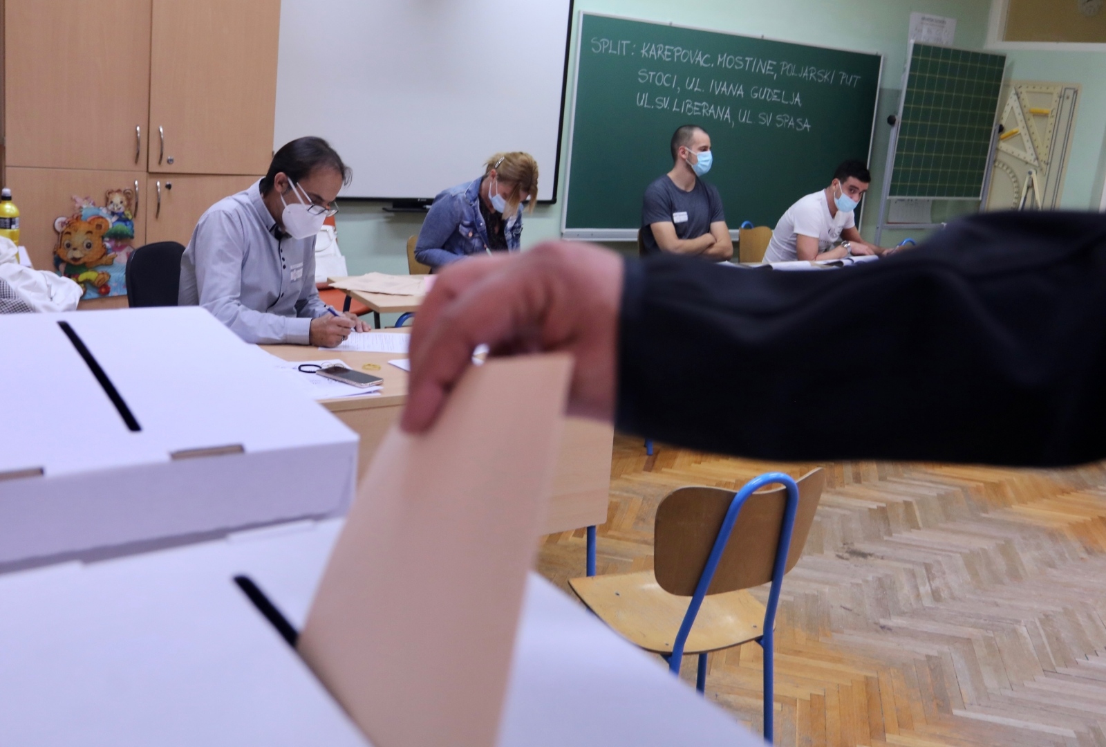 Split: Građani od ranog jutra na biralištima glasuju za svoje kandidate na lokalnim izborima