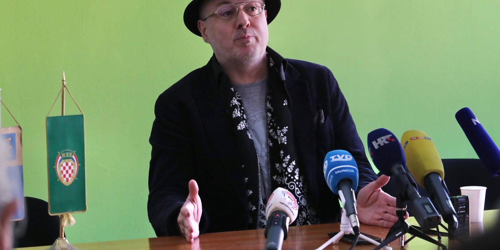 Split: Siniša Vuco nakon konferencije svirao građanima s balkona