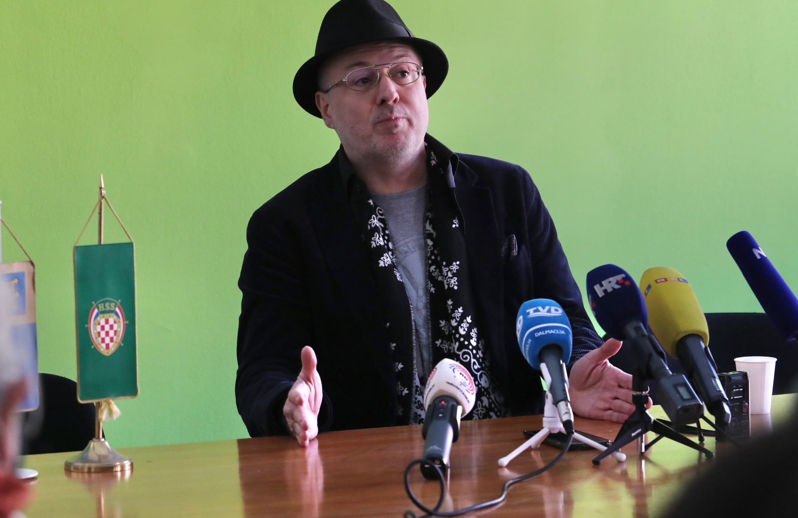 Split: Siniša Vuco nakon konferencije svirao građanima s balkona