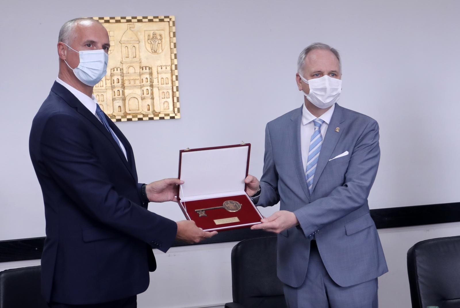 Split: Ivica Puljak preuzeo dužnost rgadonačelnika od Andre Krstulovića Opare