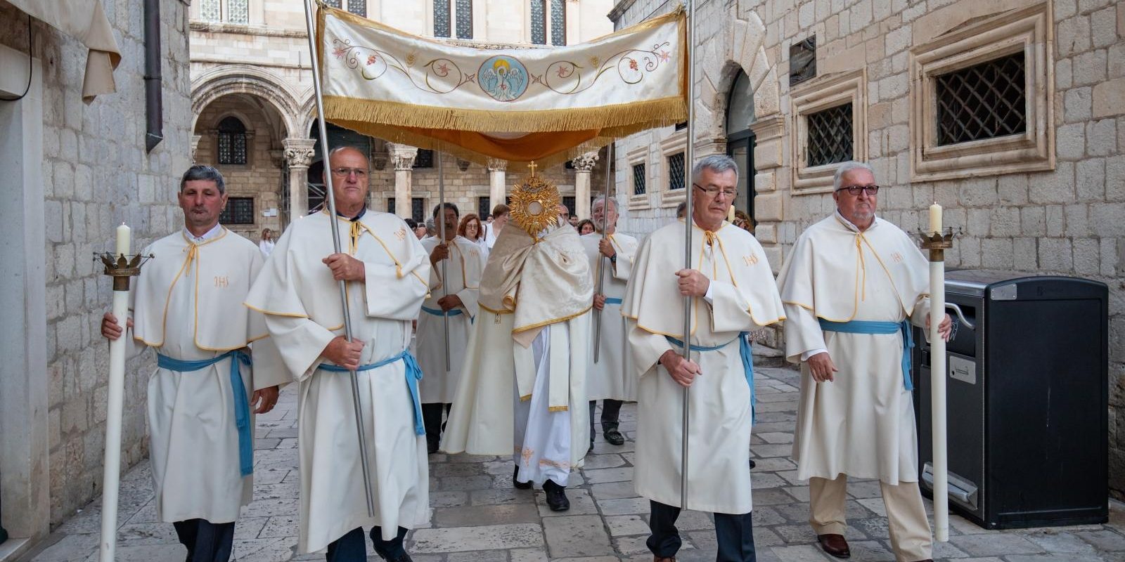 Dubrovnik: Svetom misom i procesijom obilježeno Tijelovo