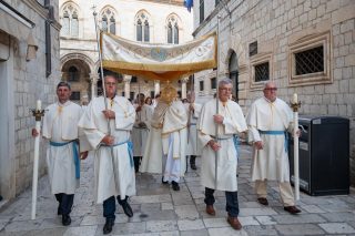 Dubrovnik: Svetom misom i procesijom obilježeno Tijelovo