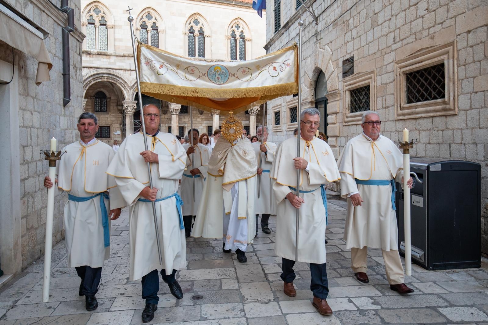 Dubrovnik: Svetom misom i procesijom obilježeno Tijelovo