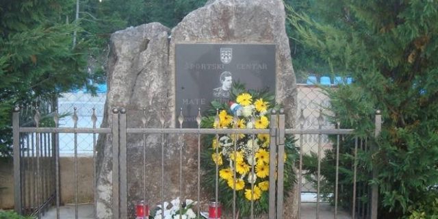 Spomen ploča Mate Juroš – Damir u Vinjanima