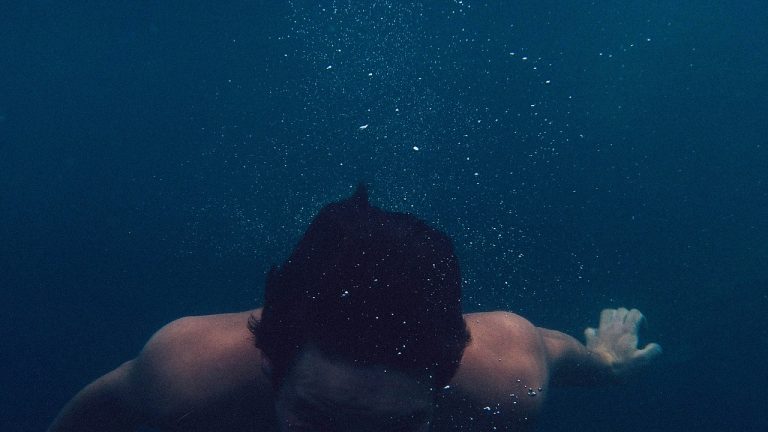 diving-455765_1280-768×432