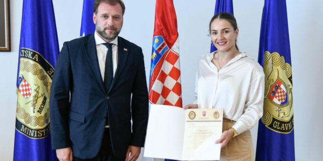 Ministar Banožić uručio kristalnu plaketu MORH-a Barbari Matić