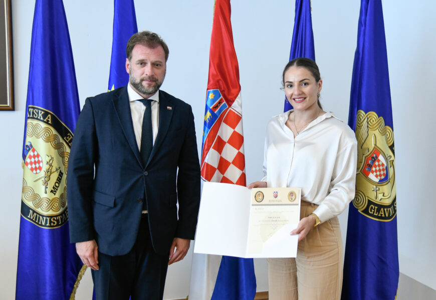 Ministar Banožić uručio kristalnu plaketu MORH-a Barbari Matić