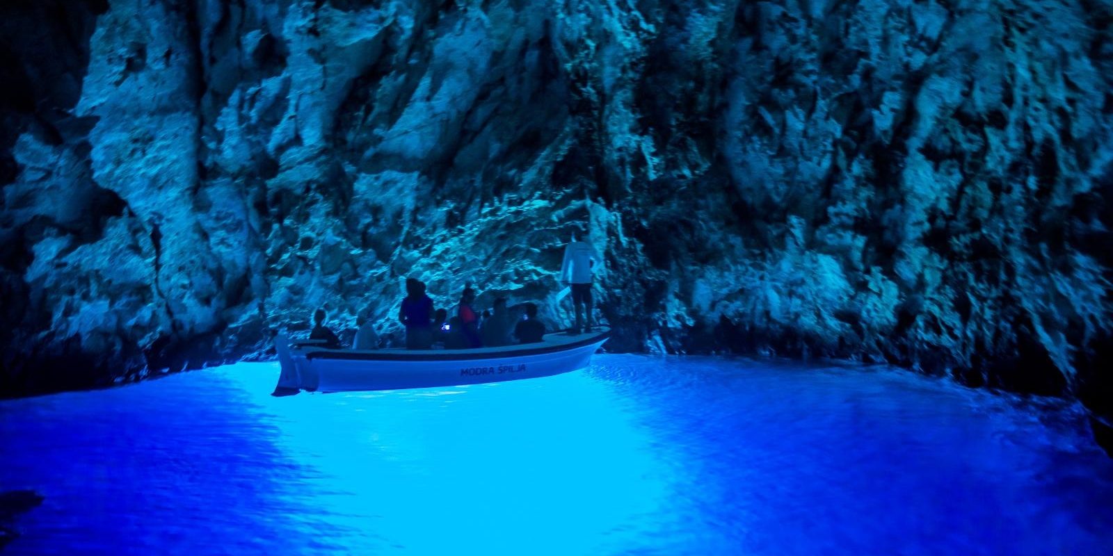 Modra špilja – najpoželjniji turistički izlet u Dalmaciji