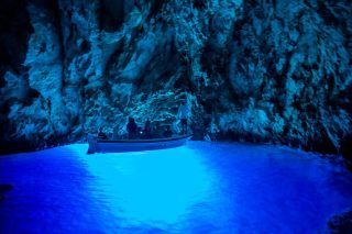 Modra špilja – najpoželjniji turistički izlet u Dalmaciji