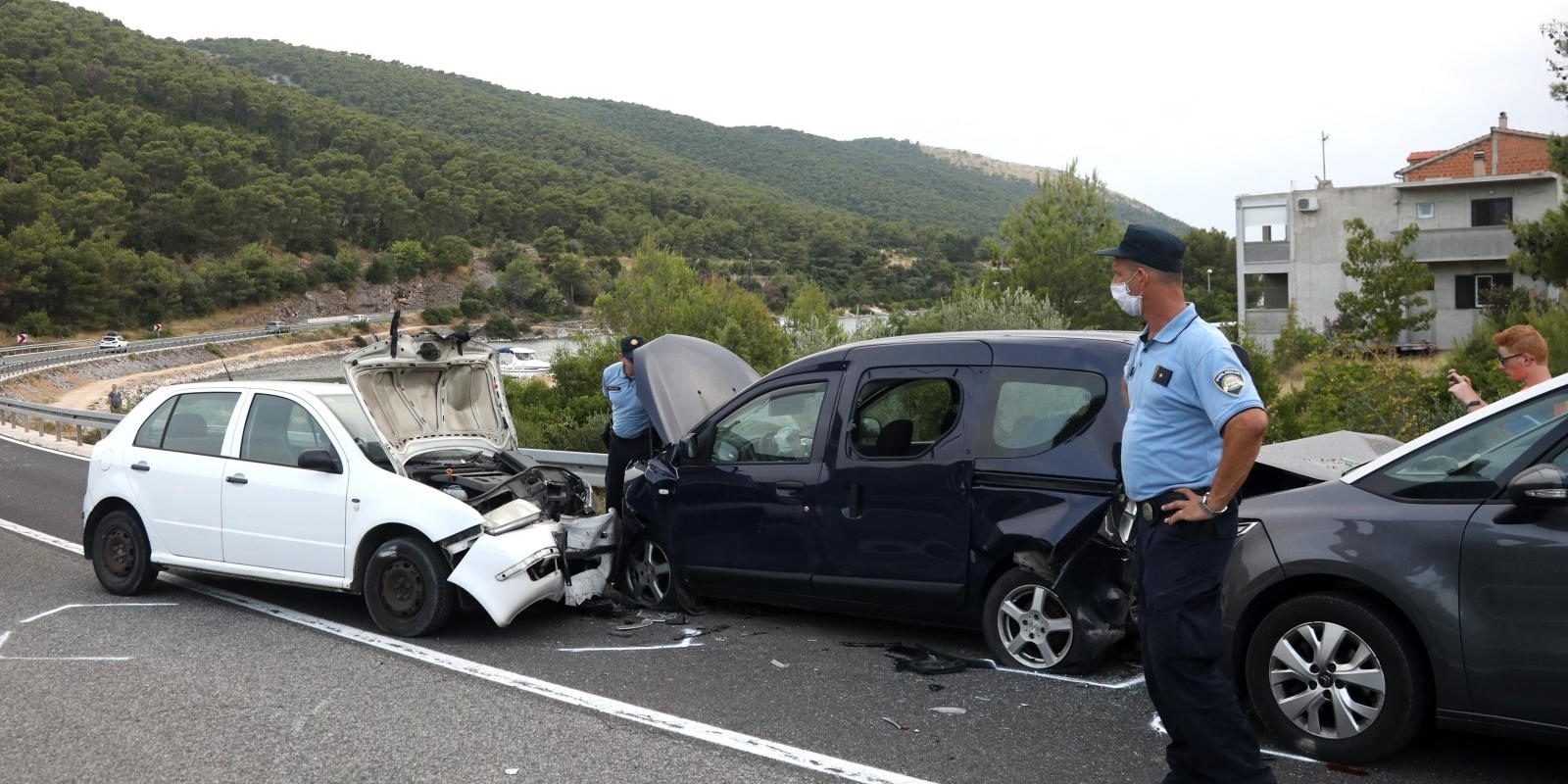Sudar tri vozila na magristrali kod Grebaštice, ozlijeđeni prevezeni u bolnicu