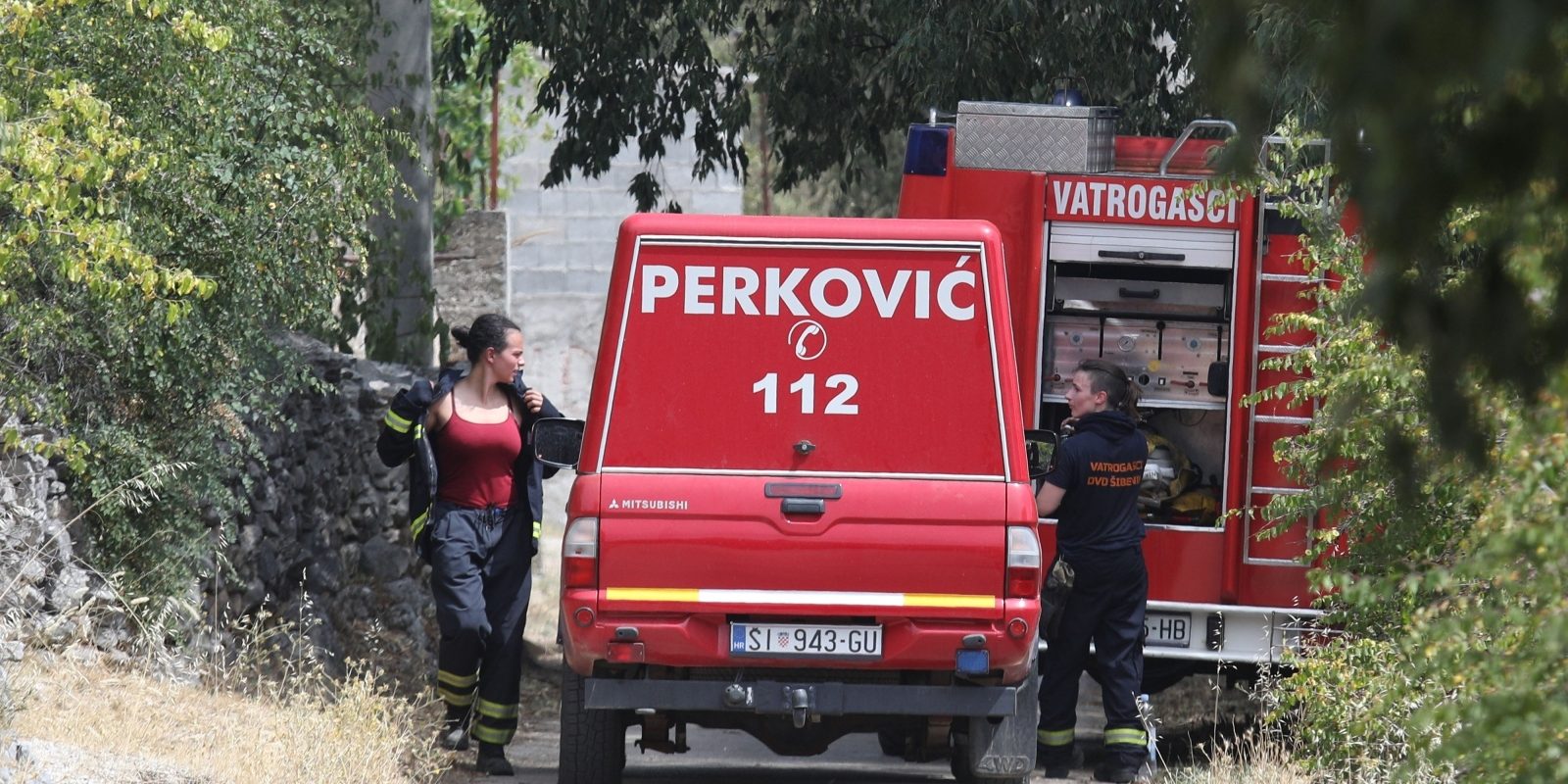 Vatrogasci uz pomoć zračnih snaga gase požar na potezu Perković – Sitno Donje