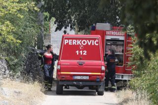 Vatrogasci uz pomoć zračnih snaga gase požar na potezu Perković – Sitno Donje