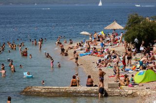 Zadar: Plaža Kolovare puna je kupača