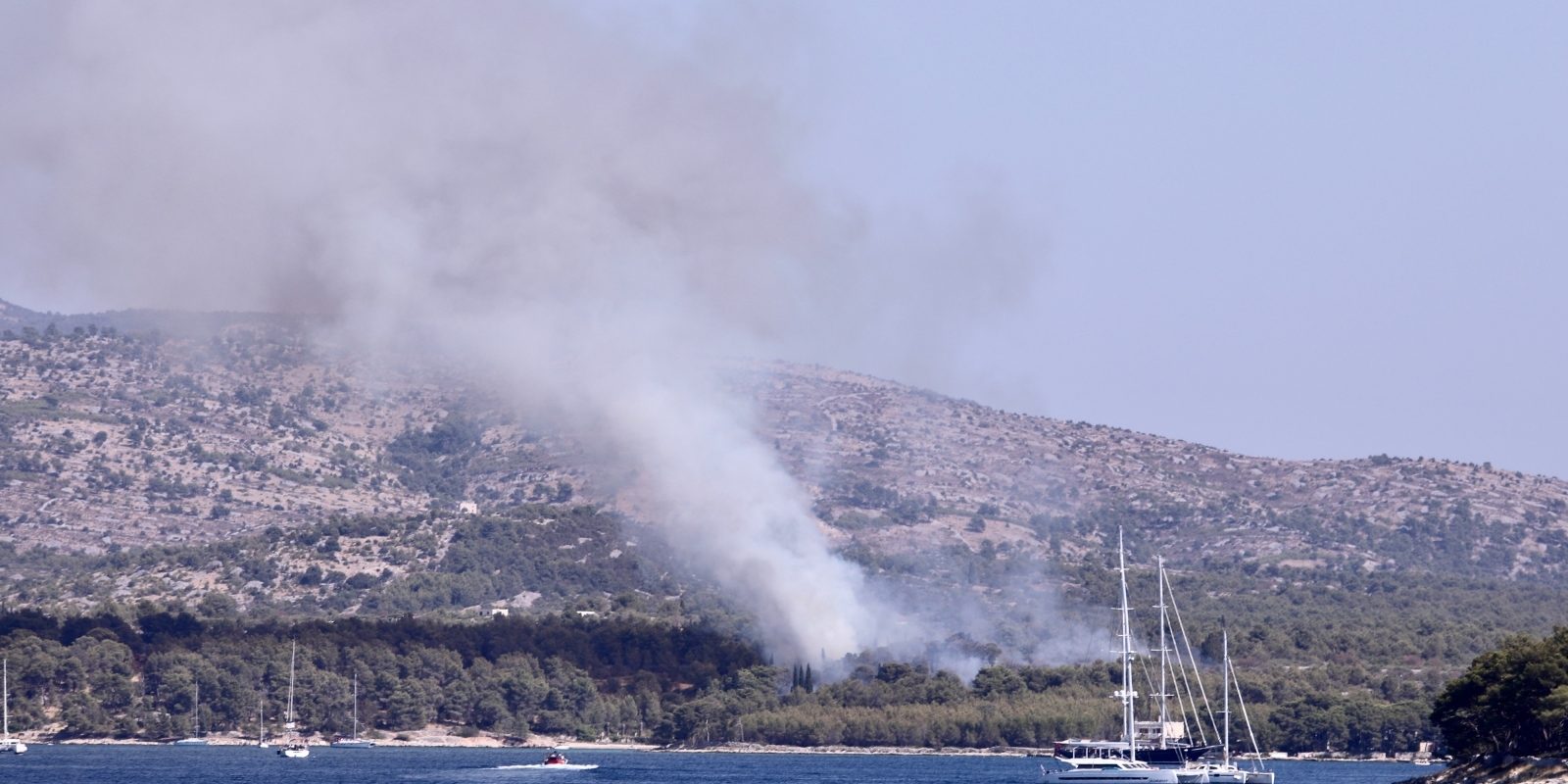 Pogled s trajekta na požarište kod Milne na otoku Braču