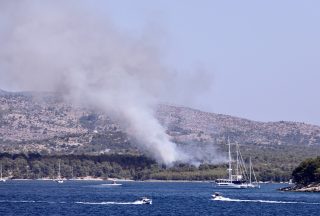 Pogled s trajekta na požarište kod Milne na otoku Braču