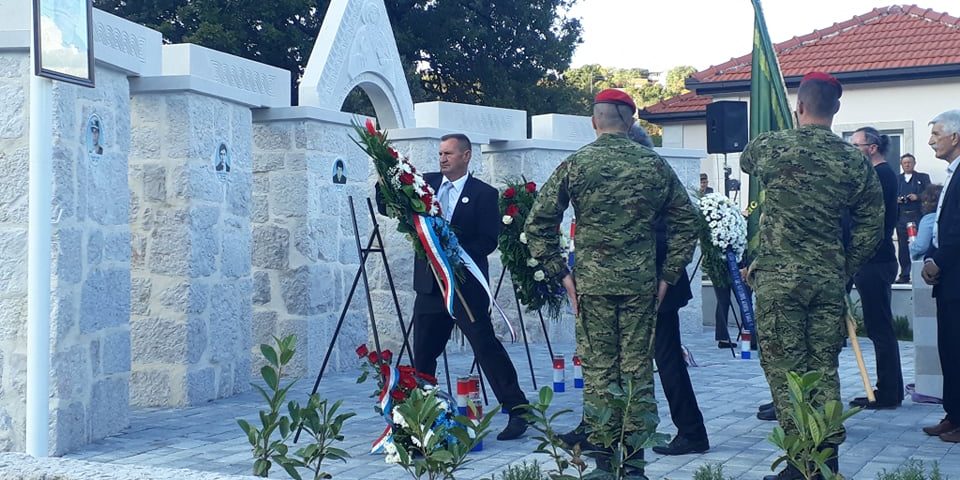 Vinko Tolić polaže vijenac