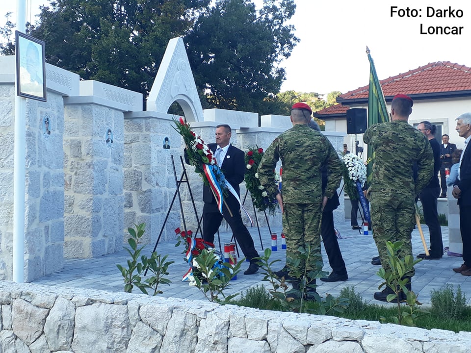 Vinko Tolić polaže vijenac