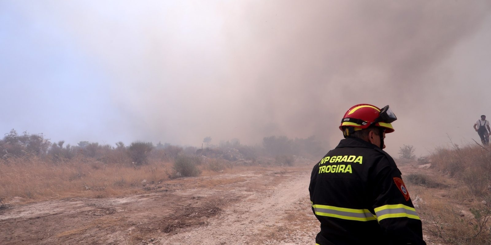 Kod Segeta Gornjeg buknuo veliki požar