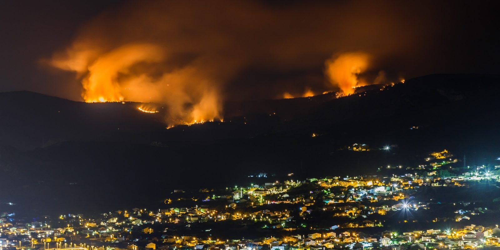 Kaštel Kambelovac: Pogled na požar u okolici  Segeta Gornjeg