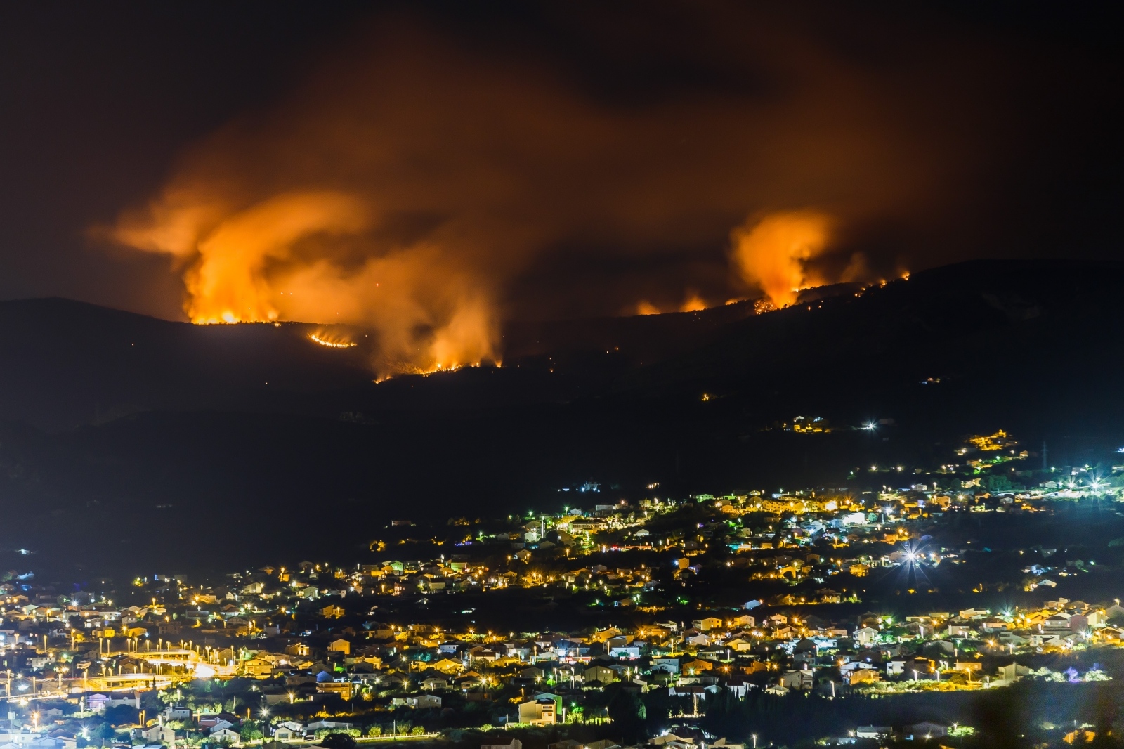 Kaštel Kambelovac: Pogled na požar u okolici Segeta Gornjeg