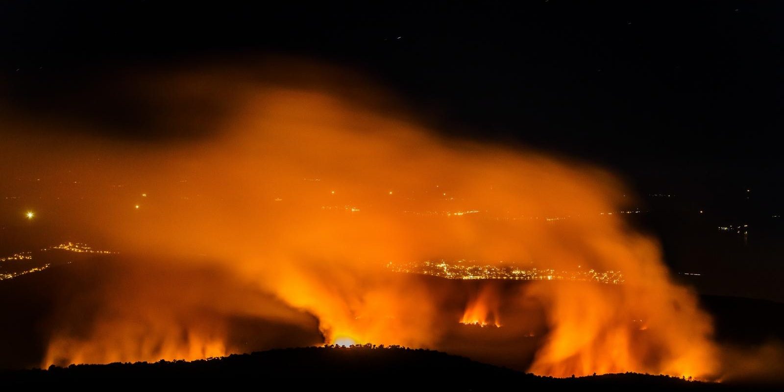 Pogled s Labinštice na požarište u okolici  Segeta Gornjeg