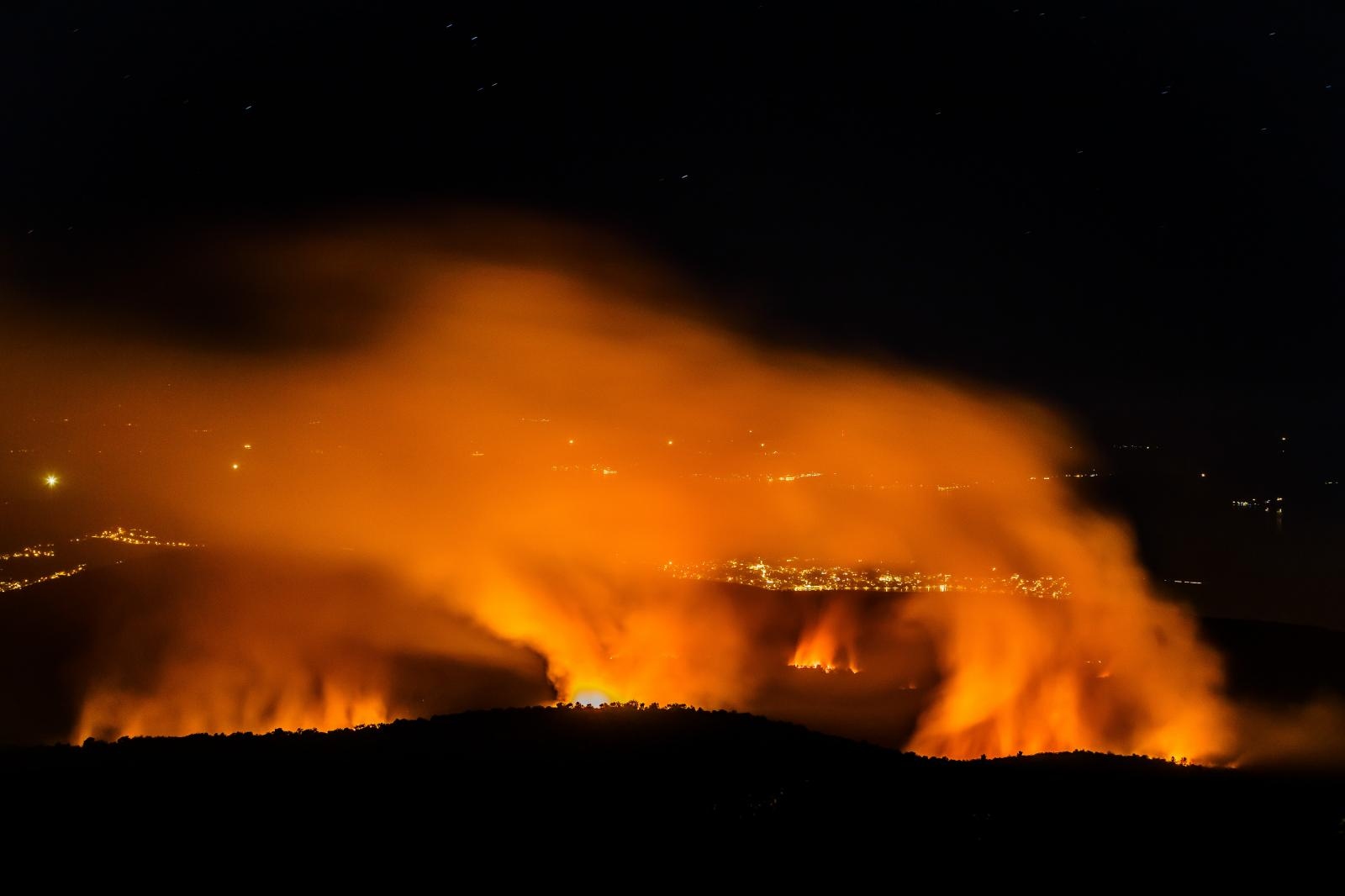 Pogled s Labinštice na požarište u okolici Segeta Gornjeg