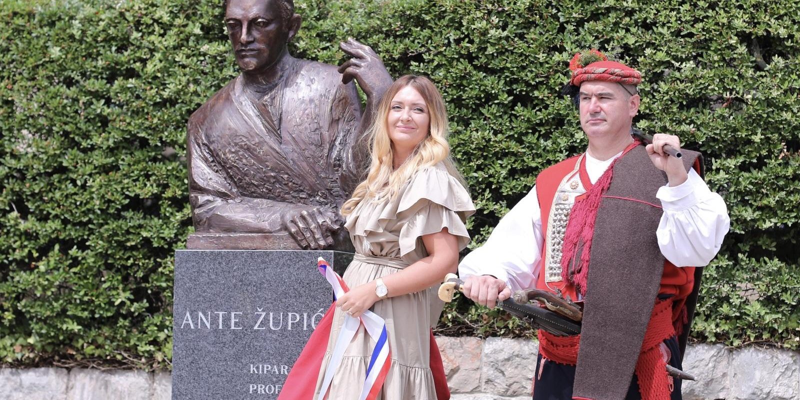 Predsjednik u Sinju na svečanom otkrivanju spomenika akademskom kiparu Anti Župiću