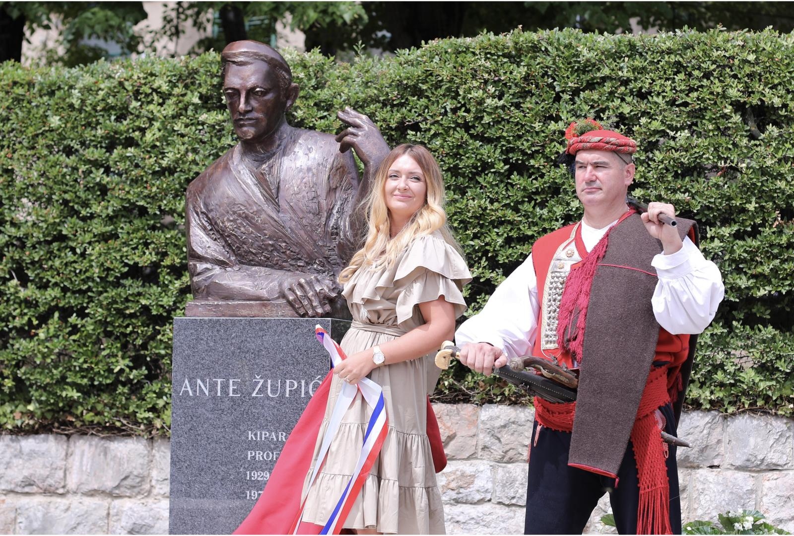 Predsjednik u Sinju na svečanom otkrivanju spomenika akademskom kiparu Anti Župiću