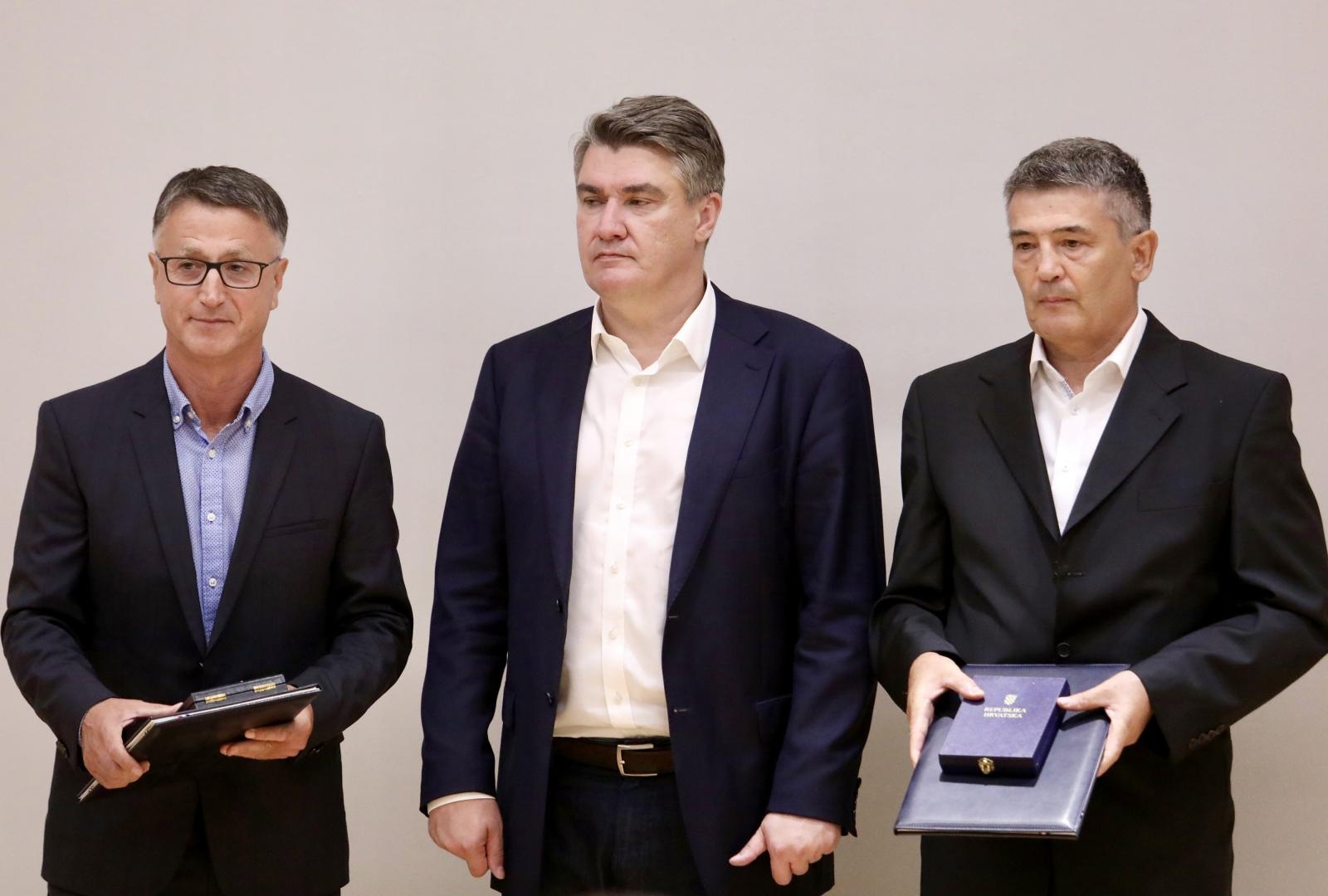 Predsjednik u Sinju uručio odlikovanja brigadiru Viri i posmrtno fra Frani Bilokapiću