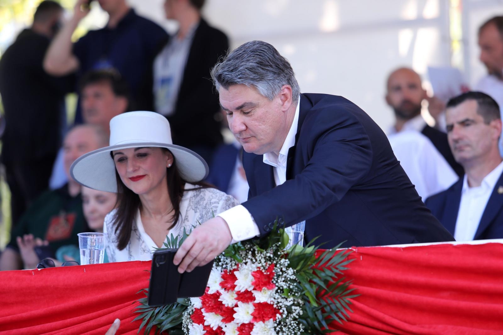 Predsjednik sa suprugom snimio selfie za uspomenu s Alke