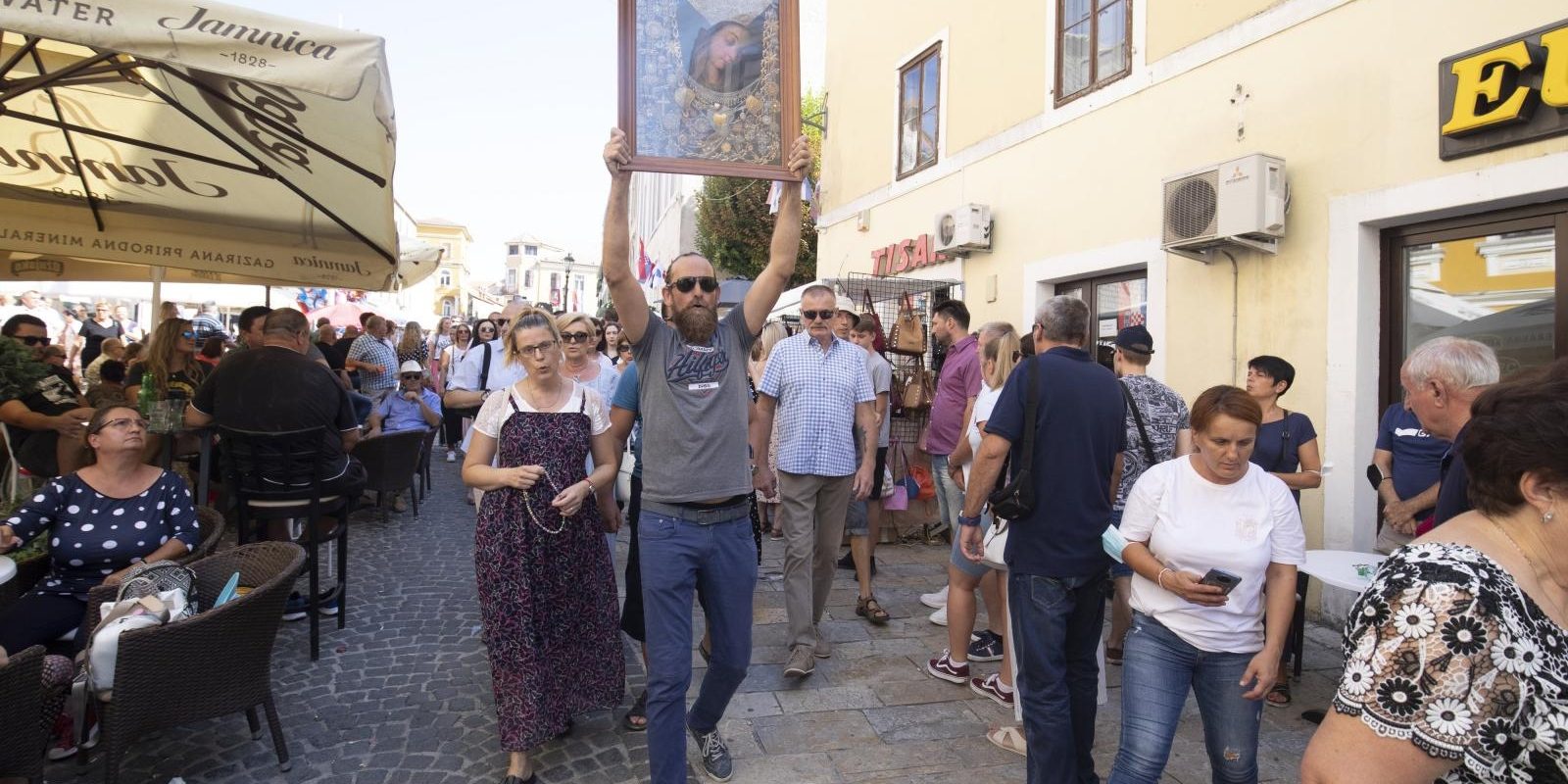 Sinj: Muškarac poveo procesiju ispred svetišta Gospe Sinjske iako je ona otkazana zbog koronavirusa