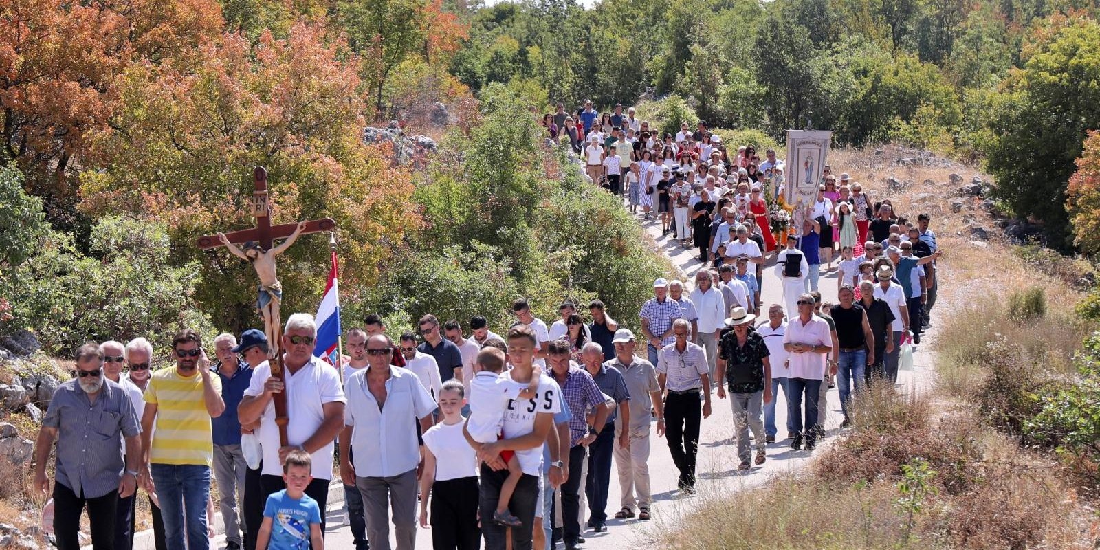 Zagvozd: Procesija s Gospinim kipom od crkve Gospe Karmelske do crkve Velike Gospe