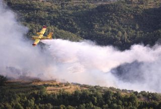 Planuo požar kod Omiša na području Kostanja, gašenje otežava blizina dalekovoda
