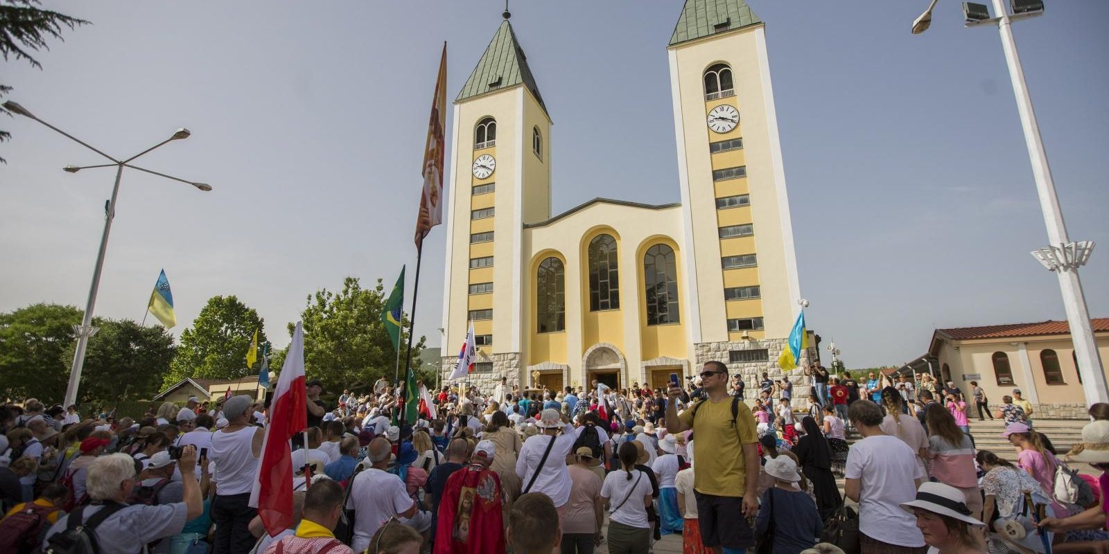 Hodočasnici u Hodnji mira u Međugorju povodom 40. obljetnice ukazanja Gospe