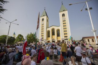 Hodočasnici u Hodnji mira u Međugorju povodom 40. obljetnice ukazanja Gospe