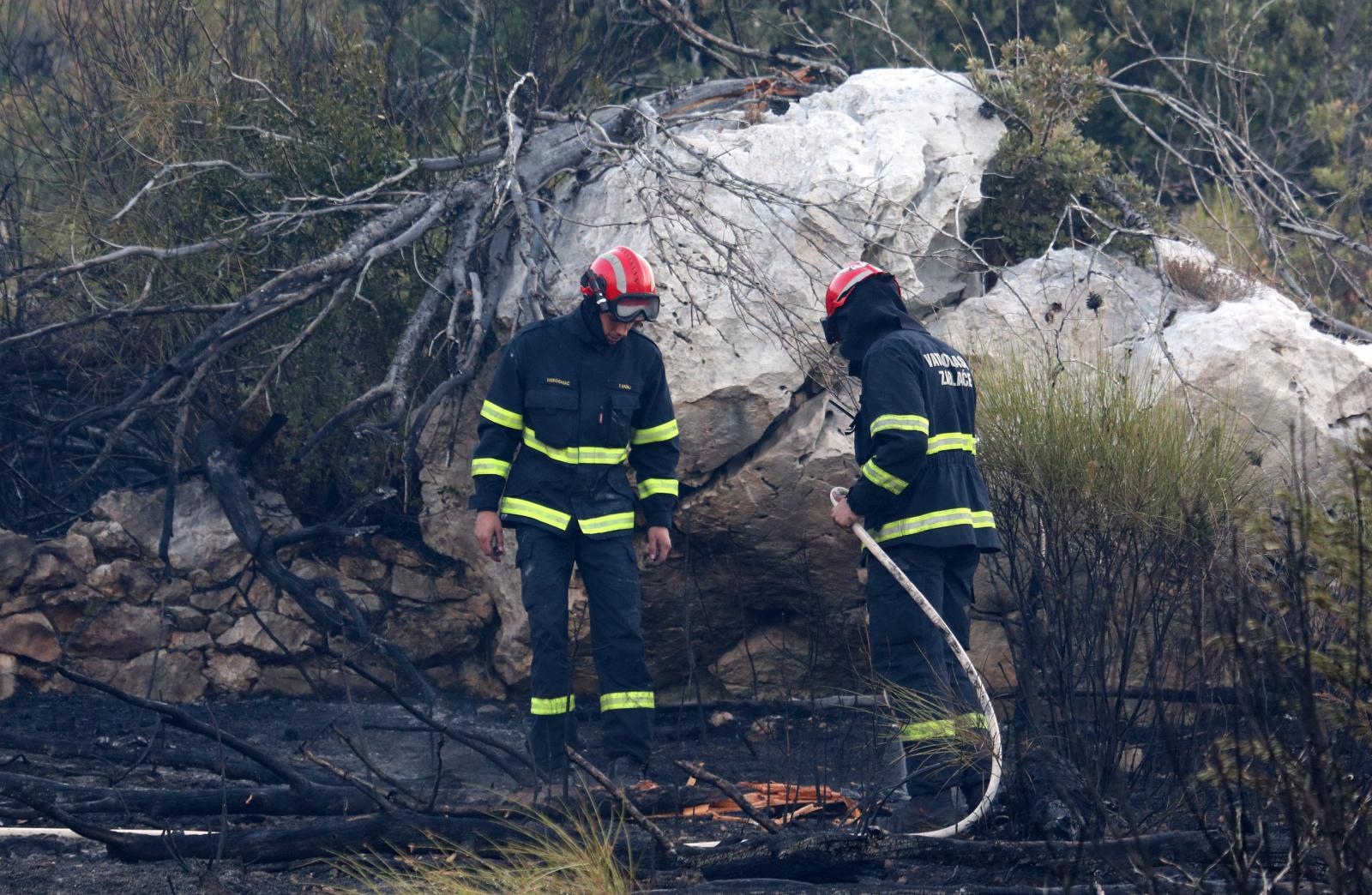 Od ponoći traje borba s požarima na šibenskom području