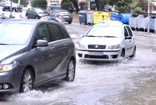 Zbog obilne kiše u Splitu ulice su poplavljene