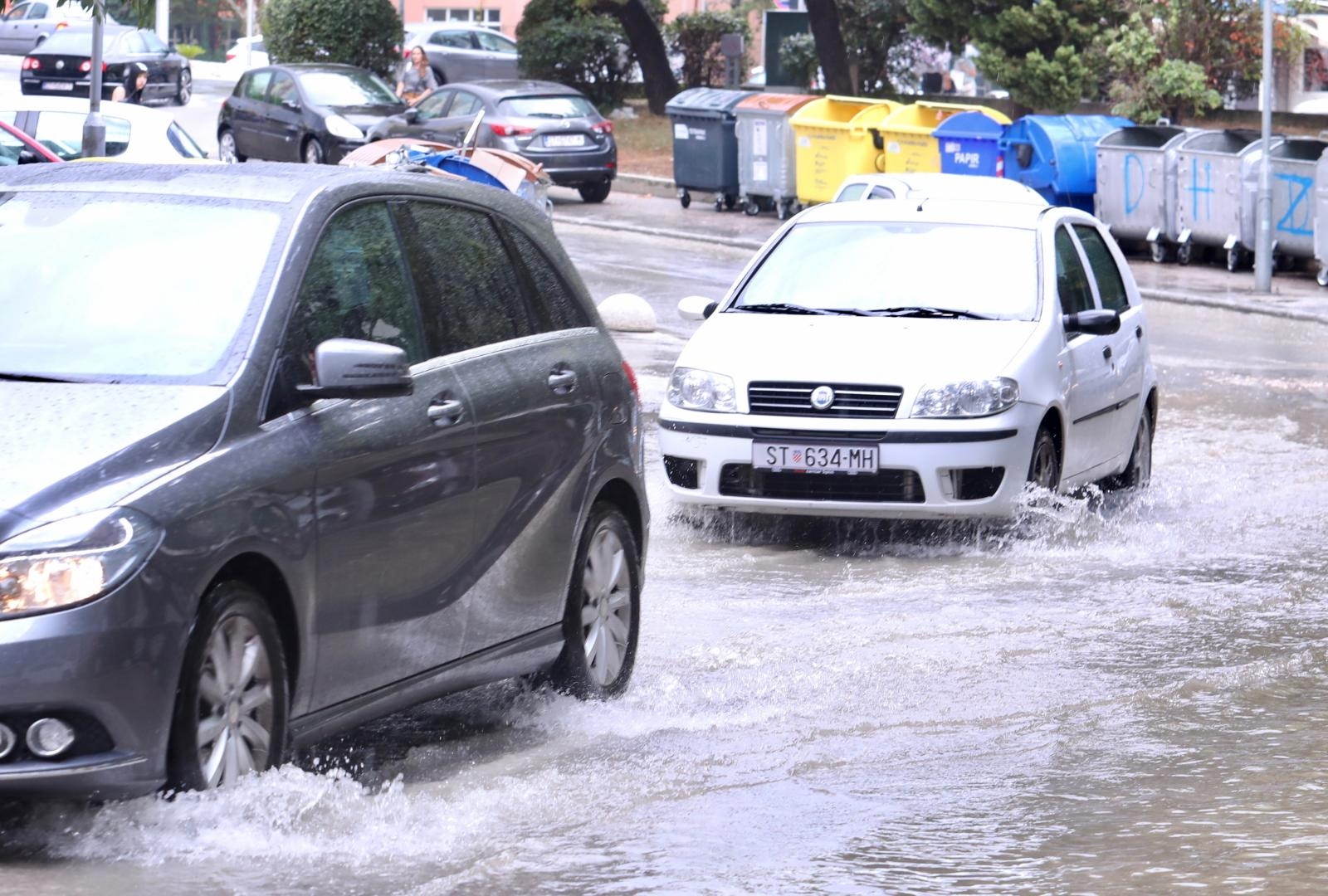 Zbog obilne kiše u Splitu ulice su poplavljene