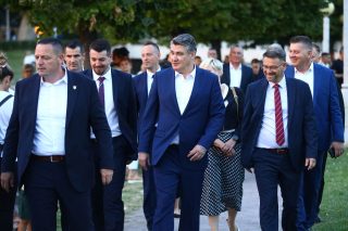 Milanović položio vijenac kod spomen obilježja poginulim hrvatskim braniteljima u Solinu