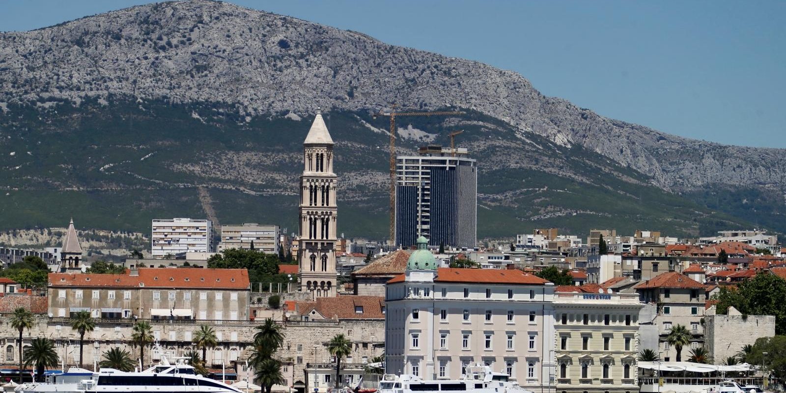 Pogled na splitsku katedralu i buduću najvišu zgradu u Hrvatskoj